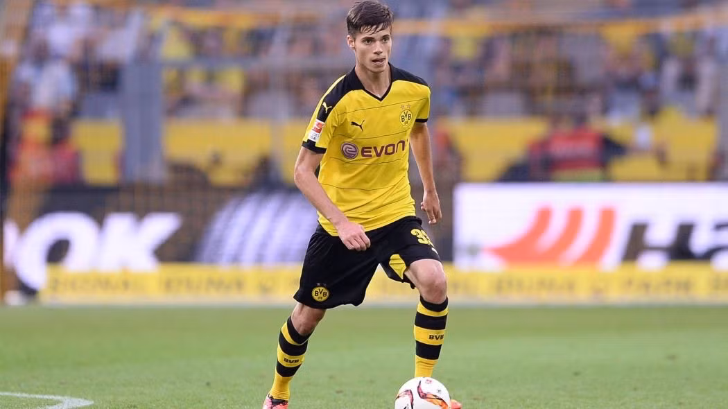 MU nhắm viên kim cương nước Đức thay thương vụ Matic: Theo Daily Mail, MU được cho là đang liên hệ với Dortmund về tiền vệ trẻ Julian Weigl, sau khi thất bại trong nỗ lực lôi kéo Fabinho, và nhiều khả năng là cả Matic.