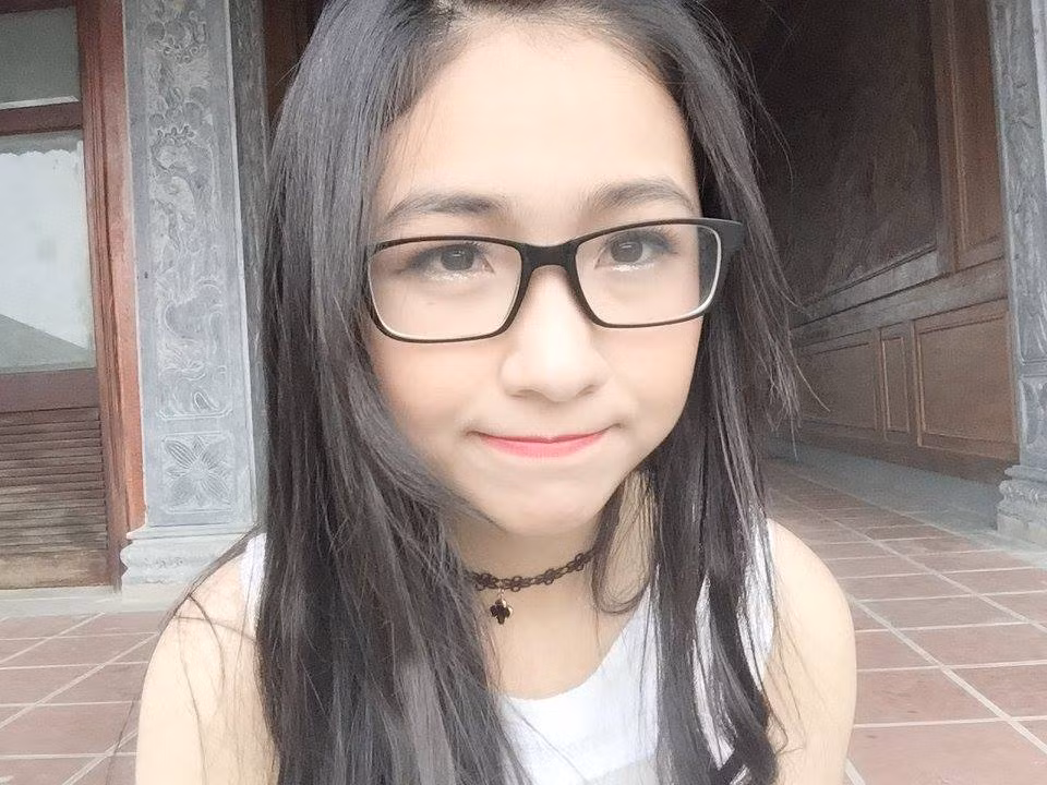 Với mái tóc buộc nửa đầu đơn giản cùng gương mặt thanh tú lúc nào cũng cười, Phương Mai đã đốn tim của không ít khán giả có mặt tại hiện trường và bất cứ ai đã có cơ hội theo dõi clip.