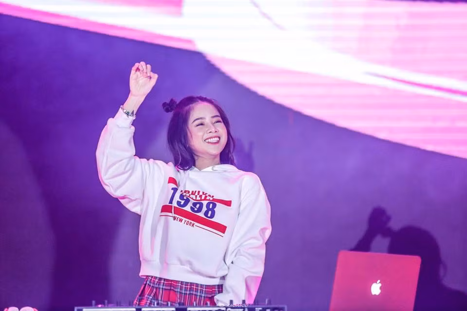 Không chỉ chăm chỉ làm việc, được biết DJ Mie hiện giờ còn rất siêng đi từ thiện, thực hiện các công tác cộng đồng. Cô bạn này thường xuyên làm công tác xã hội, giúp đỡ những mảnh đời khó khăn như mình hồi bé để tích phúc. Ảnh trong bài: FBNV.