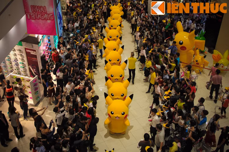 Trong đoạn đường diễu hành của mình, đoàn binh Pikachu đã khiến nhiều người thích thú bằng những vũ điệu hết sức hấp dẫn và đáng yêu.