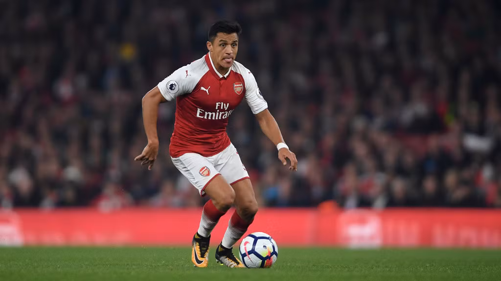PSG trả lương khủng để qua mặt Man City giành Sanchez: Tờ El Mercurio của Chile khẳng định rằng PSG sẽ quyết giành Alexis Sanchez vào kỳ chuyển nhượng mùa Đông. Để đảm bảo cho khả năng này, đội bóng nhà giàu Ligue 1 sẵn sàng chi mức lương 10,2 triệu euro/mùa sau thuế cho Sanchez, con số mà Man City và các đội bóng khác không thể vượt qua. Ảnh: El Mercurio