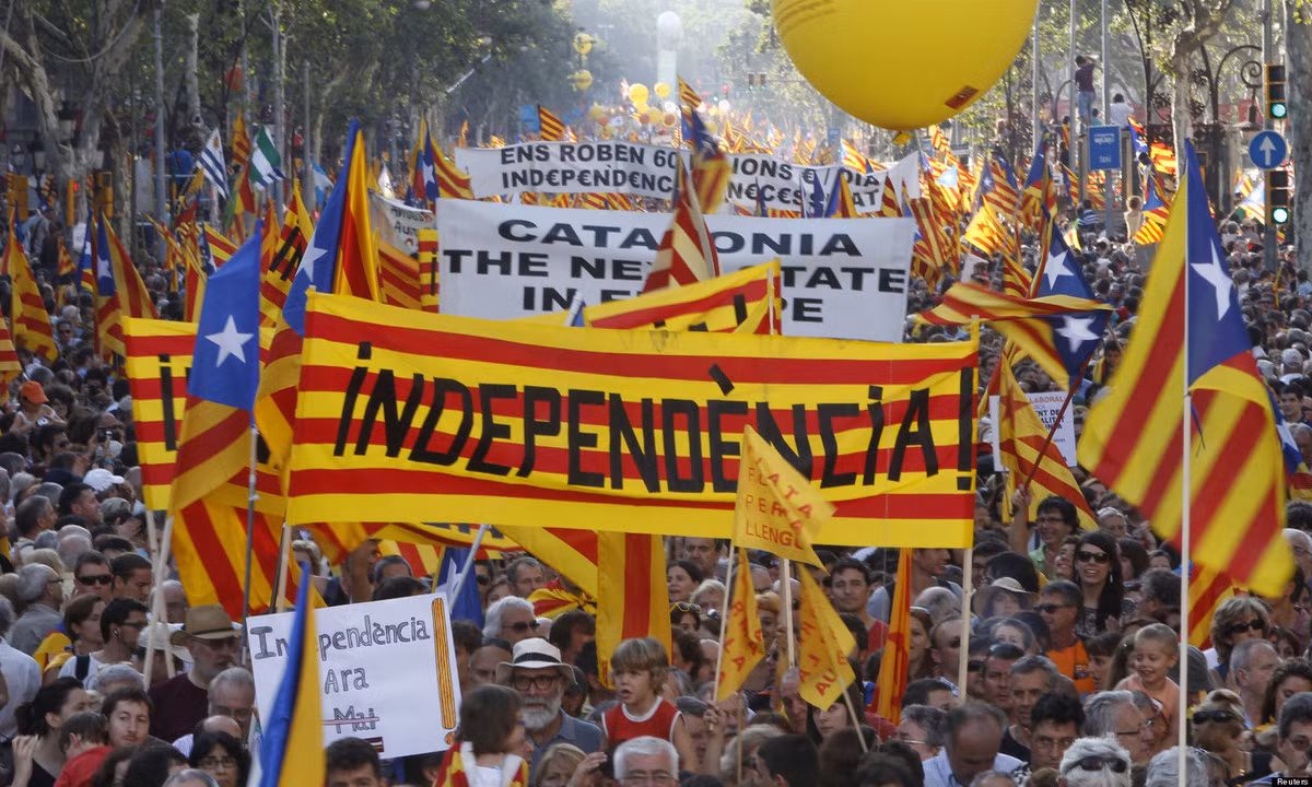 Barcelona có thể thi đấu ở giải Ngoại hạng Anh? Theo tiết lộ của Bộ trưởng thể thao xứ Catalan, các đội bóng trong khu vực này hoàn toàn có quyền tự do xin gia nhập các giải đấu khác ngoài La Liga, nếu xứ Catalan thực sự tách khỏi Tây Ban Nha. Cũng theo Bộ trưởng thể thao xứ Catalan, LĐBĐ châu Âu sẽ không có ý kiến về chuyện một đội bóng thi đấu ở một giải VĐQG không thuộc đất nước của họ.