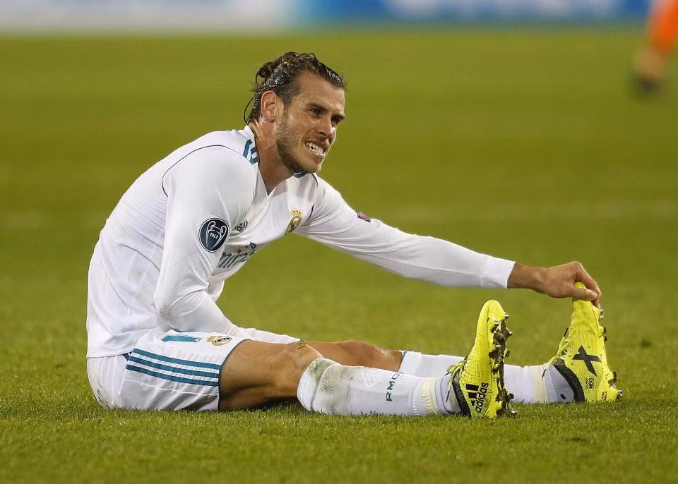 Gareth Bale chưa thể tập luyện cùng đồng đội: Tiền vệ người xứ Wales tiếp tục vắng mặt trong buổi tập của Real Madrid vào ngày hôm qua làm dấy lên tin đồn anh sẽ vắng mặt ở chuyến làm khách trước Espanyol vào ngày mai. Bale mới dính chấn thương cơ ở chiến thắng 3-1 trước Dortmund vào giữa tuần này và buộc phải nghỉ tập luyện 2 ngày gần nhất theo chỉ định của bác sĩ. Ảnh: AS