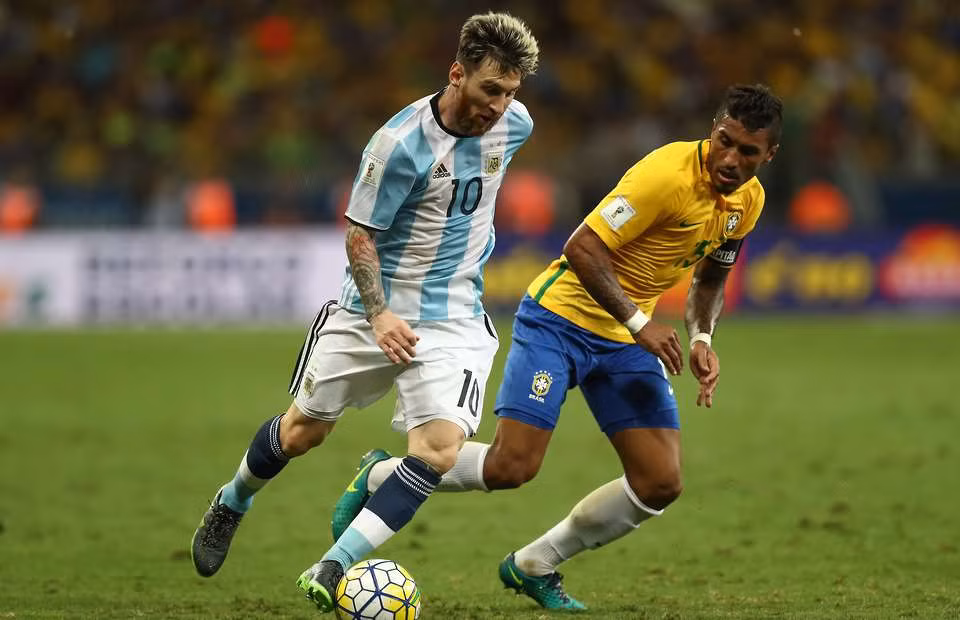 Messi đưa Paulinho về Barca: Trả lời phỏng vấn tờ về thông tin chuyển nhượng bóng đá mới nhất "El Periodico de Catalunya", tiền vệ Paulinho có tiết lộ, Lionel Messi là người đầu tiên mời anh gia nhập Barcelona khi 2 người nói chuyện với nhau ở trận giao hữu giữu Brazil và Argentina vào tháng 6. Ảnh: Goal