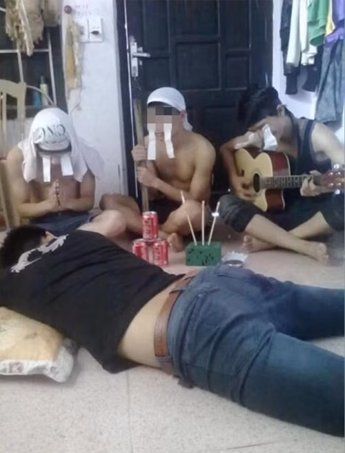 Sử dụng những vật dụng sẵn có như đũa và cốc làm bát hương, giấy vệ sinh, vải để làm khăn tang xong rồi cả đám đông kéo nhau quỳ lạy, khóc lóc chụp ảnh như đám ma thật. Ban đầu, hình ảnh có thể gây cười, nhưng ngẫm lại đây là một trò đùa quá đáng.