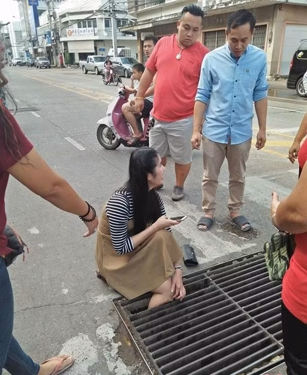 Sau khi sự việc xảy ra, cô gái vẫn tiếp tục dùng điện thoại cho dù gương mặt đã thể hiện rõ sự đau đớn. Chứng kiến tai nạn, người dân xung quanh đã tới trợ giúp nhưng mọi nỗ lực đều vô ích, một bên chân càng ngày càng lún sâu hơn khiến cô gái bật khóc nức nở.