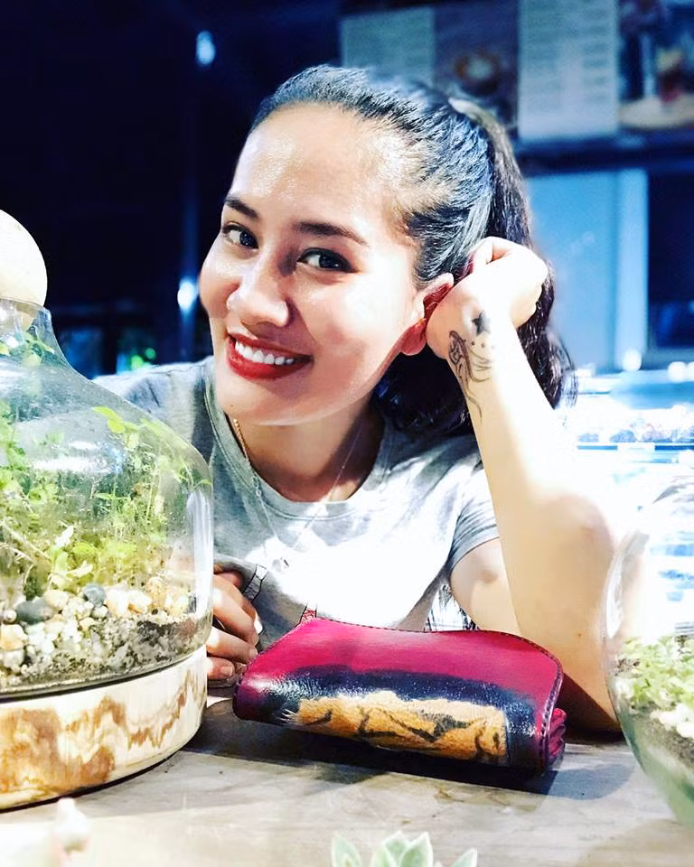 Khoảnh khắc ấy đã vô tình lọt vào ống kính bạn của Kim Cúc và cô nàng bỗng trở thành nhân vật được tìm kiếm nhiều nhất trong vòng một giờ qua.
