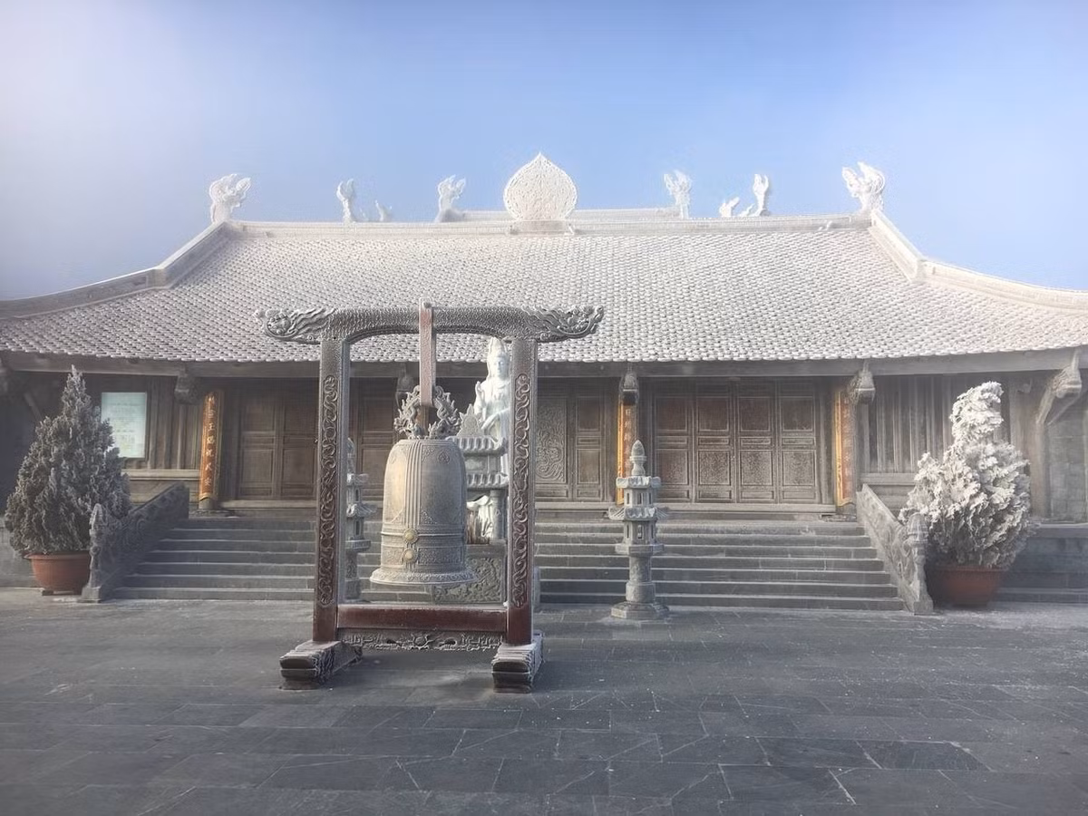 Đỉnh Fansipan hay được giới trẻ gọi là thành phố trên mây mới đây trở thành điểm đến lý thú cho nhiều người. Đặc biệt vào những ngày vừa qua, khi nhiệt độ giảm dưới -7 độ C và hiện tượng tuyết rơi xuất hiện càng làm điểm đến này càng trở nên hot hơn bao giờ hết.