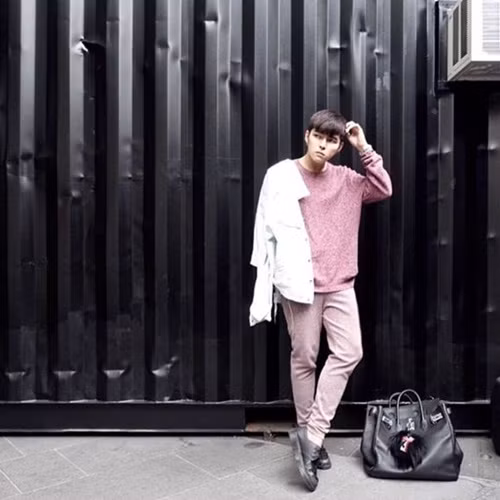 Với Chanel, niềm đam mê của anh chàng này không chỉ là những mẫu túi truyền thống như Chanel boy trị giá từ 60 đến 100 triệu đồng mỗi chiếc.