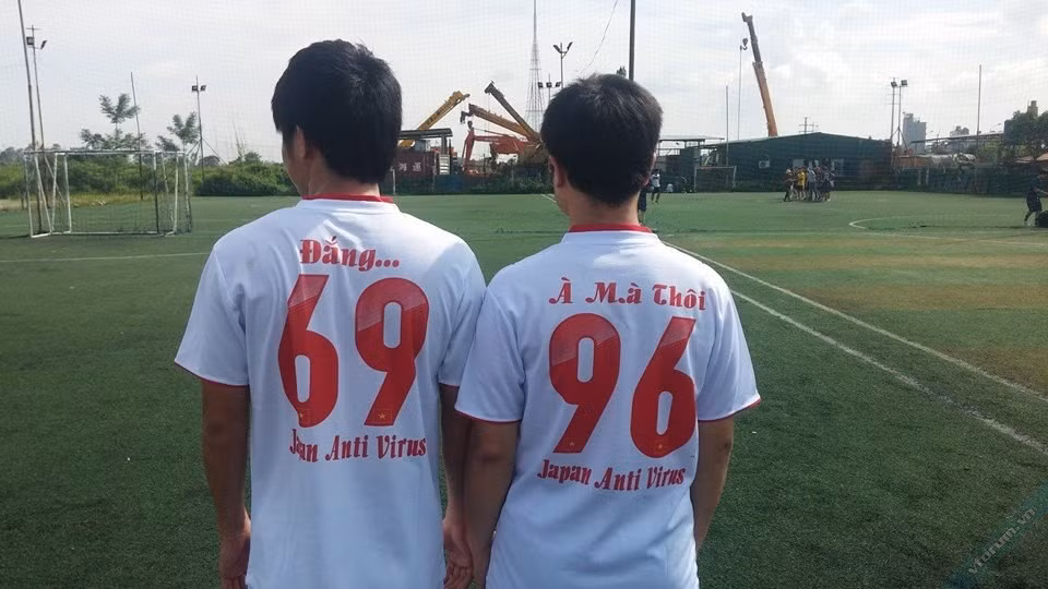 Chứng kiến bộ quần áo của đội bóng nam FC Kitty nhiều dân mạng bình luận rằng, chắc rằng nhóm nam sinh này sẽ nhanh chóng giành được chức vô địch môn nhảy dây thay chứ không phải bóng đá.