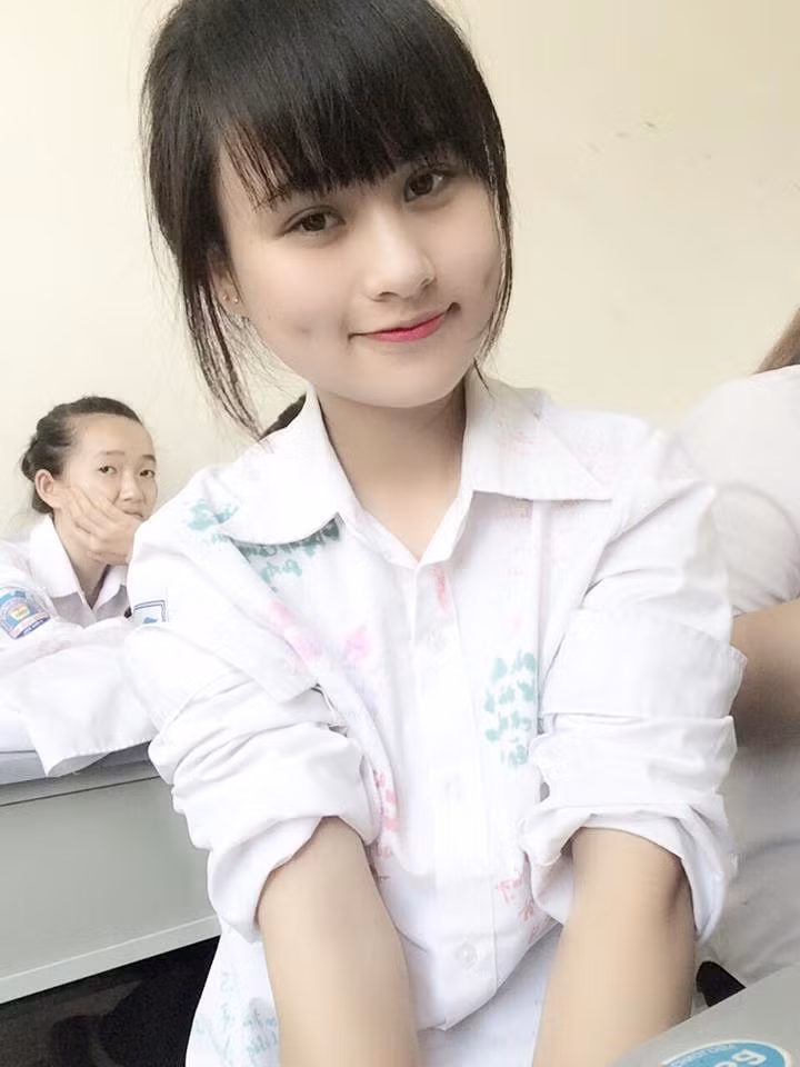 Không "sắc nước hương trời" nhưng lại rất dễ thương, cùng với bức ảnh chụp khoảnh khắc độc - lạ - dị lúc nhổ lông vịt đã giúp cô gái quê Quảng Ninh nhanh chóng nổi danh trên mạng xã hội những ngày vừa qua.