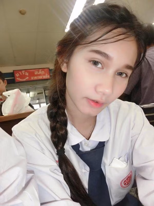 Cô nàng được mọi người nhắc tới cũng bởi ngoại hình rất ấn tượng. Khi ở trên ghế nhà trường, Pakaporn cho thấy mình là một cô học trò thuỳ mị, nhẹ nhàng với những góc cạnh đầy nữ tính.
