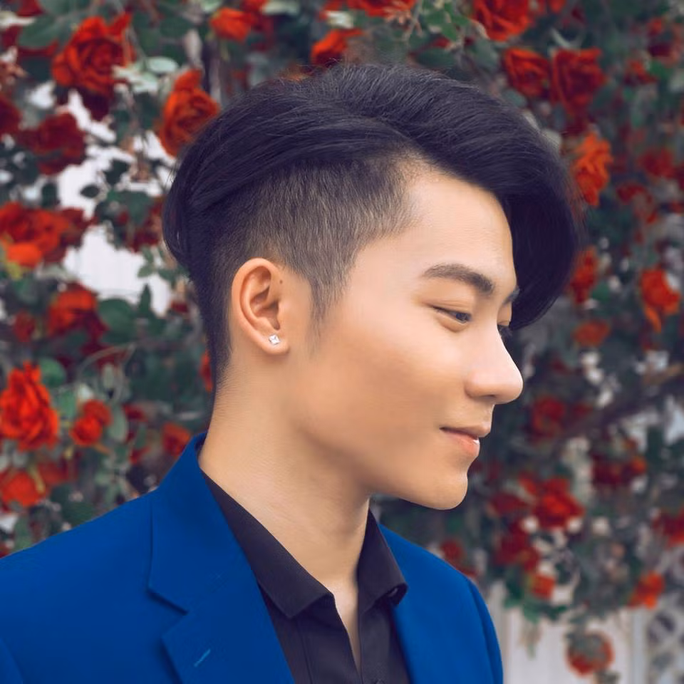 Từ những âm từ tiếng Anh, chàng trai sinh năm 1993 này đã chuyển hết sang tiếng Thái với phong thái cực giống người bản địa tại xứ Chùa Vàng.