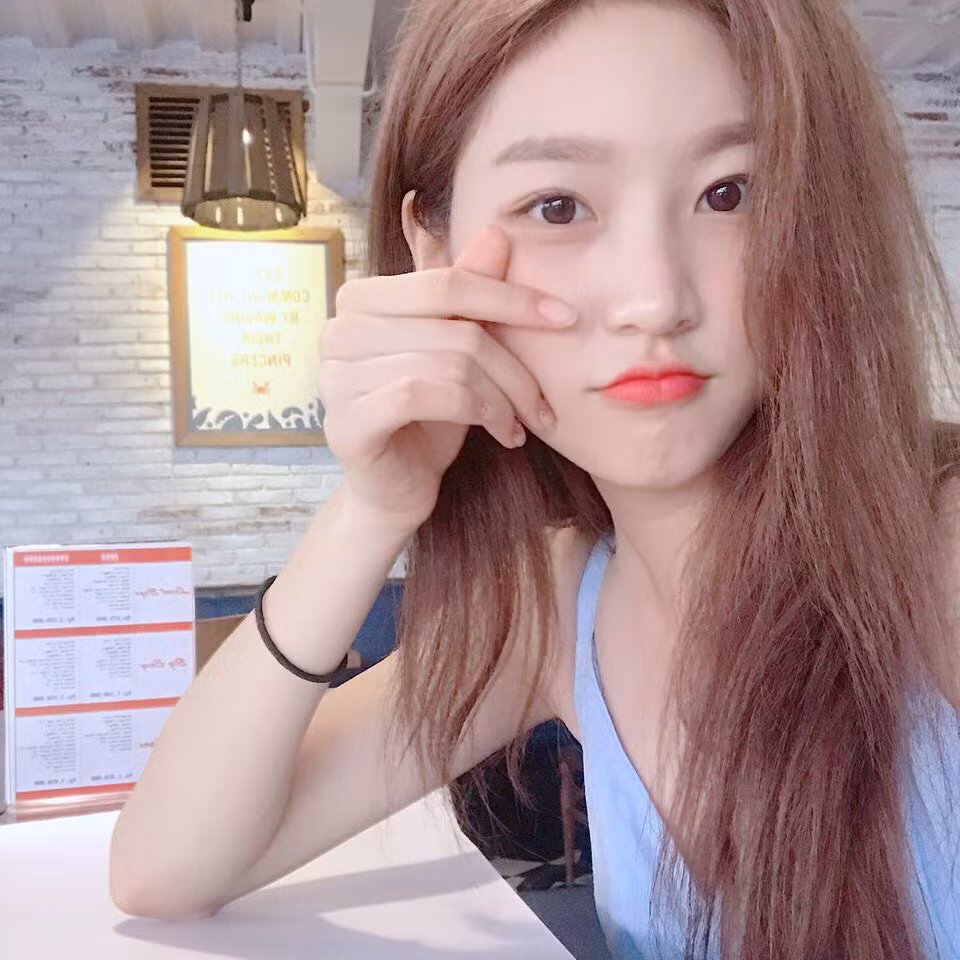 Ngắm nhìn Kim Sae Ron nhiều người sẽ không nghĩ, cô nàng diễn viên này mới ở tuổi 18 bởi thân hình "chỗ nào ra chỗ đấy" và có phần già trước tuổi của mình.