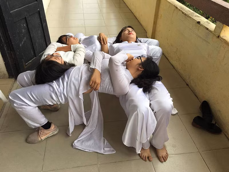 Do mang tính tập thể vậy nên trào lưu nằm gối đầu lên nhau được các nhóm học sinh, sinh viên hưởng ứng vô cùng nhiệt tình.