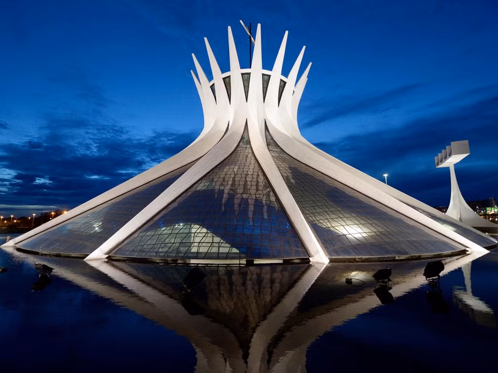 Do kiến trúc sư người Brazil nổi tiếng Oscar Niemeyer thiết kế, nhà thờ Brasilia (Brazil) có cấu trúc như vương miện xuất hiện ghim xuống đất. Nơi đây được tạo thành từ 16 cột bê tông uốn cong giống nhau, kết nối bởi các tấm kính. Thiết kế này tượng trưng cho bàn tay đang vươn lên thiên đường. Mái và khoảng cách giữa các cột bê tông ở đây được phủ đầy kính màu xanh trắng, giúp không gian ngập tràn ánh sáng mặt trời. Ảnh: docomomous.