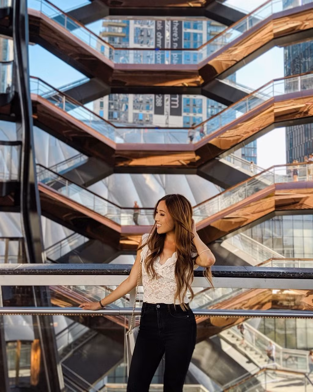 Tòa nhà Vessel, New York (Mỹ), là tác phẩm của Thomas Heatherwick - người nổi tiếng với thiết kế đô thị đương đại. Công trình kiến trúc được xây dựng từ năm 2017 và nhanh chóng trở thành “thánh địa sống ảo” mới ở New York khi mở cửa vào tháng 3 vừa qua. Đây được xem là một tác phẩm điêu khắc với 154 vế thang nối liền, 80 chiếu nghỉ và 2.500 bậc thang, được xây xoắn ốc quanh tổng chiều cao 45 m. Tòa nhà được làm bằng thép, bê tông đồng với giá khoảng 150 triệu USD. Ảnh: Cup_of_jo, Nextvacay.