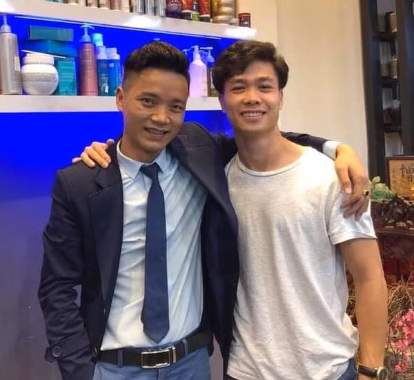 Công Phượng thì vừa tạm biệt mái tóc bà thím lâu năm để chuyển sang kiểu tóc lãng tử hơn nhiều