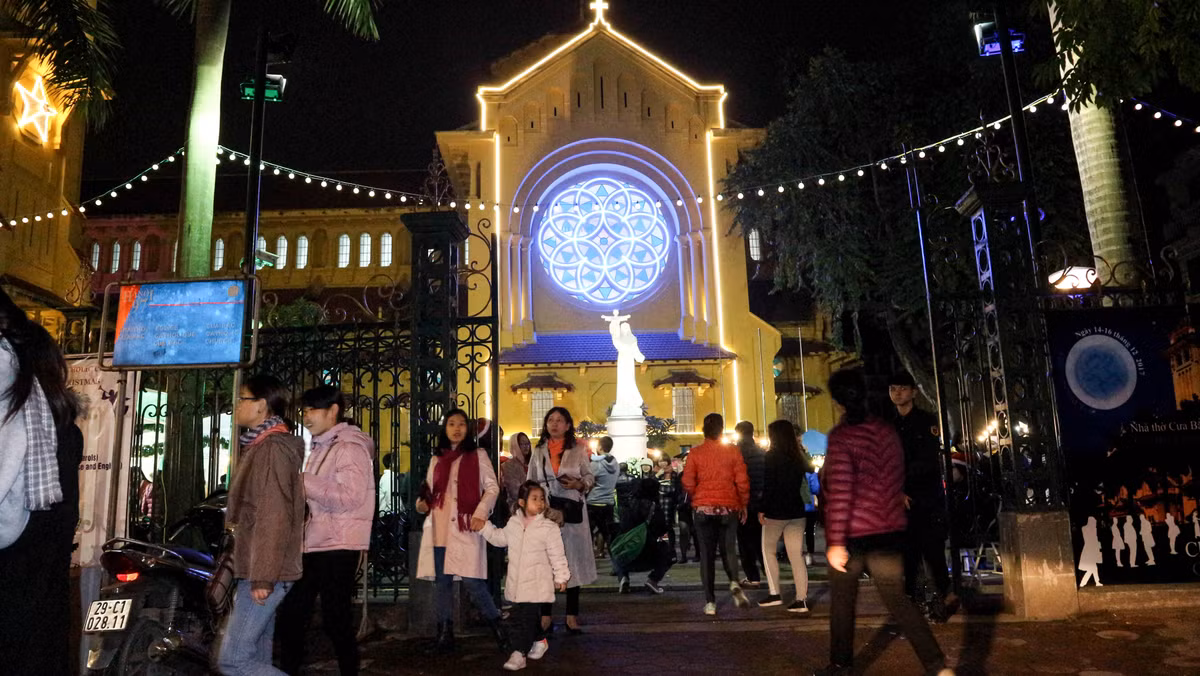 Chợ Giáng Sinh là nét văn hóa đặc biệt của người Đức mỗi khi dịp lễ Giáng Sinh tới. Năm nay, Viện Goethe đã quyết định kết hợp với giáo xứ Cửa Bắc để mang không gian văn hóa độc đáo này đến với người dân Thủ đô cũng như các bạn trẻ.