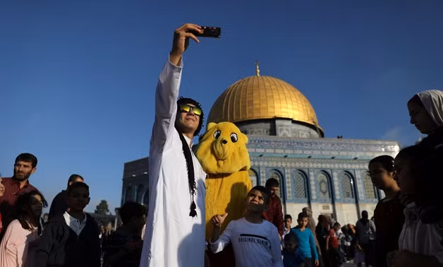 Tuy nhiên, khi tới với đến Haram Al-Sharif những người không theo đạo Hồi chỉ có thể vào bên trong bằng cổng phía Tây.