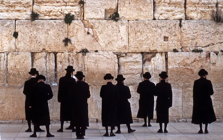 Rất nhiều chính khách đến thăm Israel đều đã đặt chân tới Bức tường than khóc để tham quan, chiêm ngưỡng và cầu nguyện tâm tư riêng của mình.