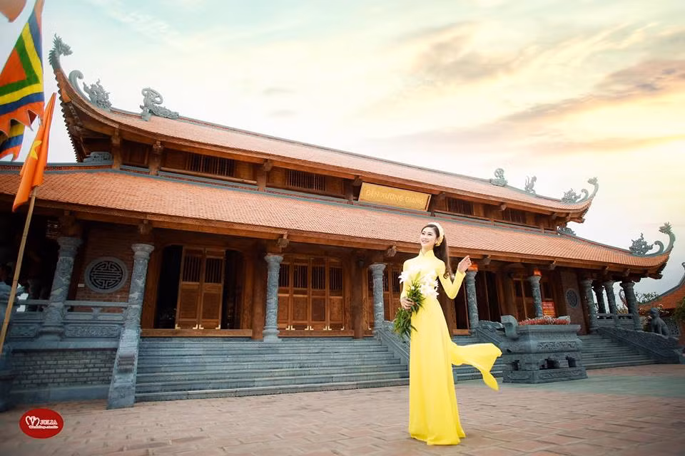 Thêm nữa, Huyền Trang còn là một trong những bạn trẻ được thể hiện các ca khúc “Việt Nam quê hương tôi” trong buổi đón tiếp Tổng thống Obama vào ngày 23/5/2016 tại Trung tâm Hội nghị Quốc gia.