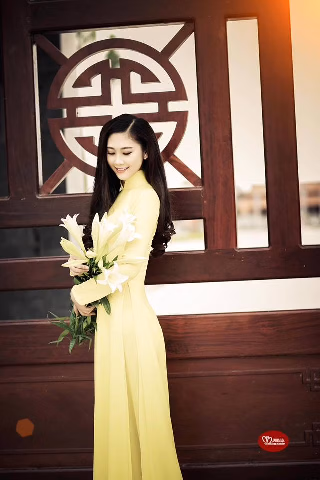 Không chỉ sở hữu giọng hát hay làm say mê lòng người, Huyền Trang còn có một ngoại hình sáng với khuôn mặt ưa nhìn, làn da trắng hồng và thân hình thon gọn với chiều cao 1m66 khiến không ít trái tim của các chàng si tình "xin hàng".