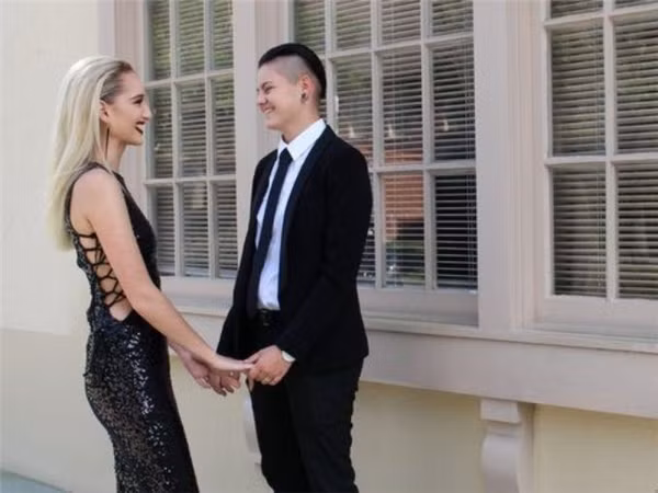 Lindsey Creel (18 tuổi) và bạn gái của cô - Brie Grimes (17 tuổi) đã được vinh danh là King và Queen của buổi dạ hội tại Trường Trung học Leon, thành phố Tallahassee, tiểu bang Florida nơi họ đang theo học.