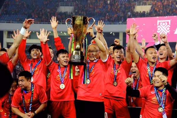 Đỉnh cao của thành công của HLV Park Hang-seo cùng các học trò phải kể tới chức vô địch AFF Cup 2018. Đây là chiếc cúp mà NHM Việt Nam phải chờ đợi đúng 10 năm để được sống trong sự ngọt ngào của chiến thắng.