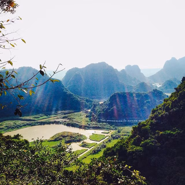 Đến khu du lịch Thung Nham bạn sẽ hoàn toàn được tách biệt với thế giới ồn ào, nhộn nhịp thường ngày .