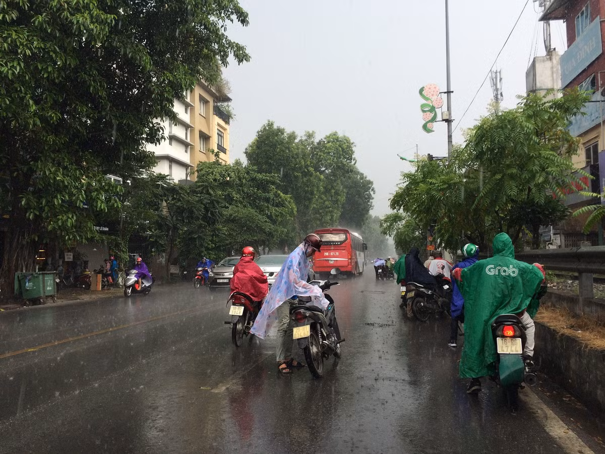 Người dân Hà Nội đang rất cần những cơn mưa như thế này, nhiều bạn còn bình luận rằng cơn mưa như đem lại sức sống.