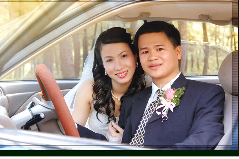 Nói về bộ ảnh của mình, anh Hải cười nói: ‘Trông nó sến lắm’ nhưng thực tế vì không hề sến sẩm tí nào. Hồi đấy có lẽ cô dâu - chú rể còn ngại ngùng nên trong các bức ảnh hai người chỉ biết diễn theo chỉ đạo của nhiếp ảnh.
