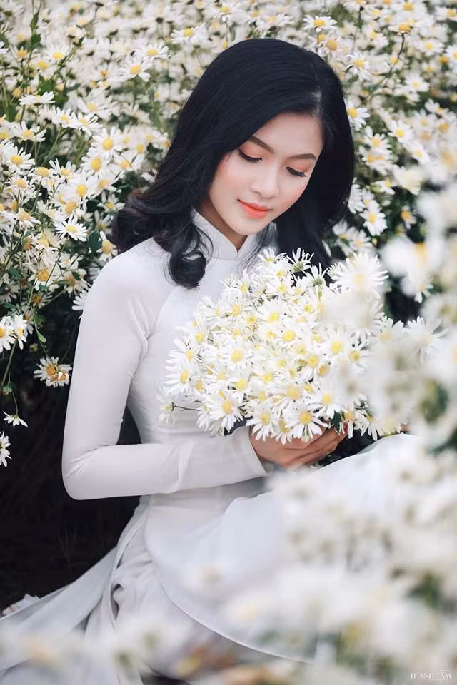 Nữ dược sĩ 9X Trần Hiền, tên đầy đủ là Trần Thị Hiền (SN 1993) là cựu sinh viên trường ĐH Dược Hà Nội, hiện cô bạn này đang công tác tại công ty dược phẩm ở Hà thành.
