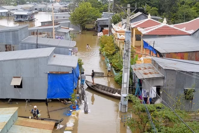 Nhà sàn mùa nước nổi của người Kinh tại Đa Phước, An Phú, An Giang.