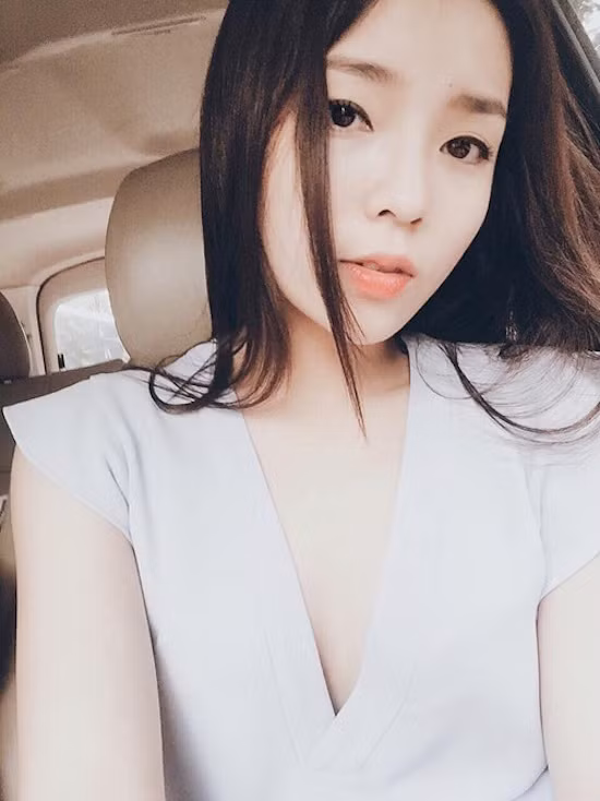 Kiểu chụp hình "tự sướng" của hoa hậu đó là chụp nghiêng đầu, mỉm cười rạng rỡ và ánh mắt rực lên lấp lánh.