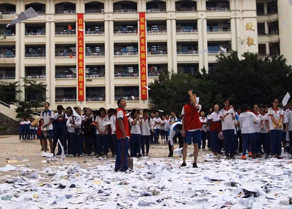 Các bạn học sinh tại xứ Trung vừa xé sách vở vừa hét to: "Cao khảo cố lên!". Cao khảo là tên gọi tắt của kỳ thi quốc gia vào ĐH-CĐ ở Trung Quốc, diễn ra vào ngày 7-8/6.