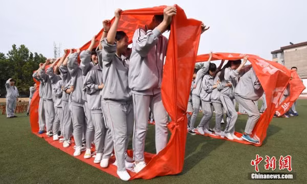 Trong trò chơi có tên "Vượt qua trở ngại", học sinh bịt mắt nhảy qua những thùng giấy chứa sách vở, tài liệu ôn thi. Hay cùng nhau chơi những trò chơi vận động ngoài trời.