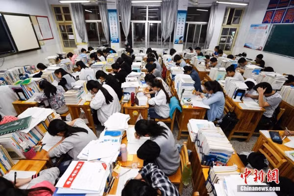Trong hình là quang cảnh tự học vào buổi tối tại trường cấp 3 ở Giang Tô. Ảnh sử dụng trong bài: Chinanews.com.