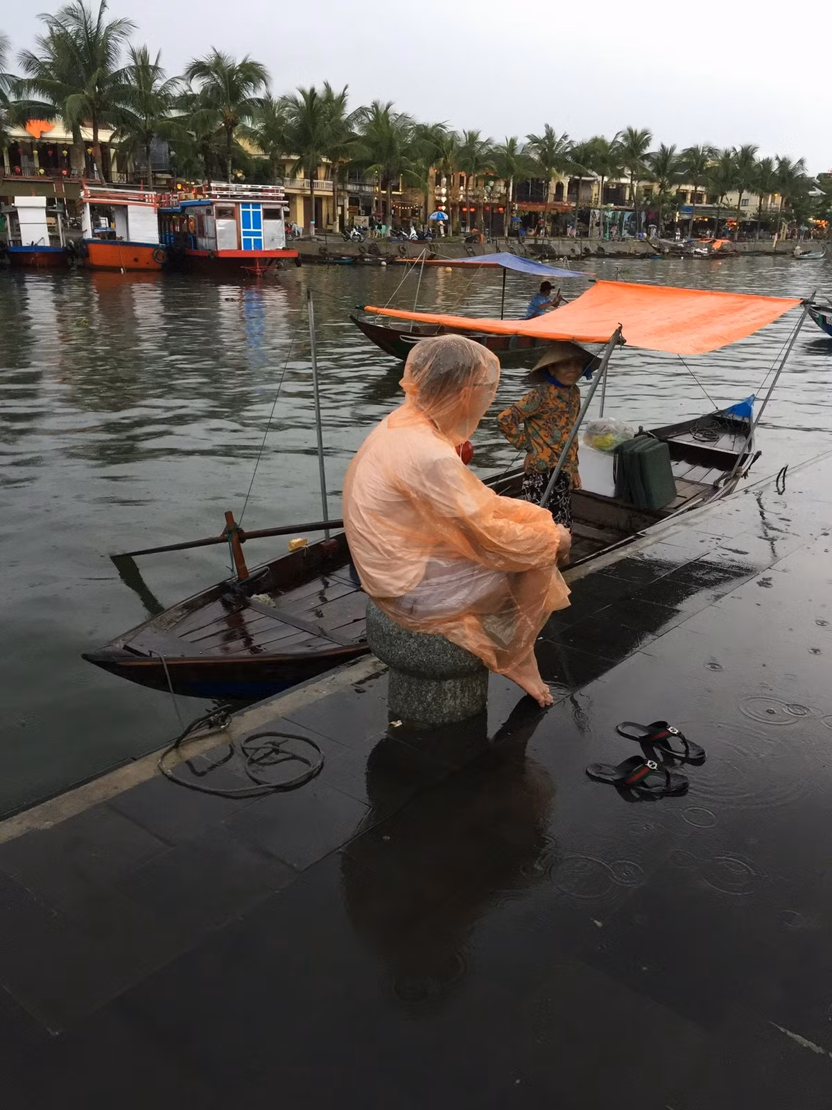Nhiều người đi du lịch với tinh thần vui tươi, thoải mái để quên đi những ngày căng thẳng. Tuy nhiên, mới đây những bức ảnh của một thanh niên du lịch một mình với cách tạo dáng lạ đã khiến CĐM có những ý kiến khác nhau.