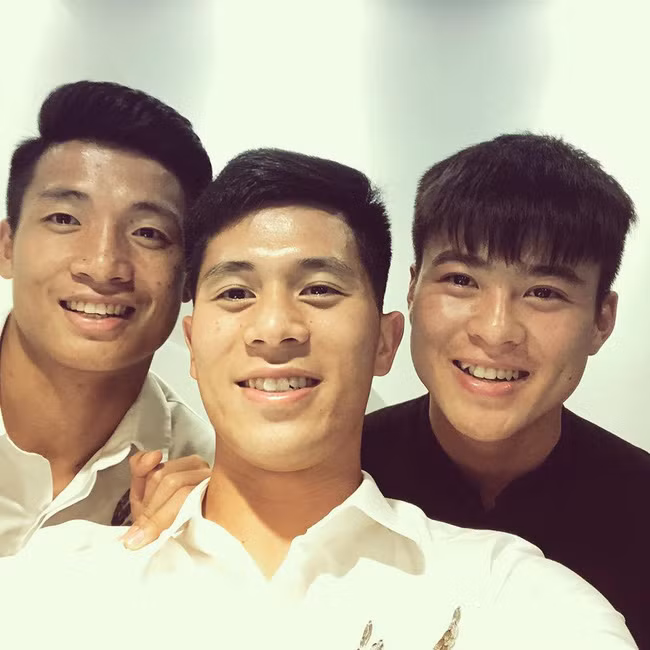 Trên sân cỏ, lúc tham gia sự kiện thân nhau là thế, nhưng tới khi đi ngủ, các chàng trai vẫn 'không rời', diện đồ ngủ đồng phục. Nhờ sự thân thiết ở đời thường nên khi thi đấu, họ rất ăn ý, hiểu nhau.