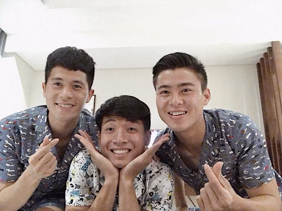 Ngay cả khi trên đường đi thi đấu Asiad, họ cũng không quên chọn chỗ ngồi cạnh nhau và vẫn như thường lệ, một tấm hình selfie ra đời. Em út Đình Trọng đăng tải trên trang cá nhân với dòng chú thích: "Chúng tôi đã sẵn sàng cho thử thách mới".