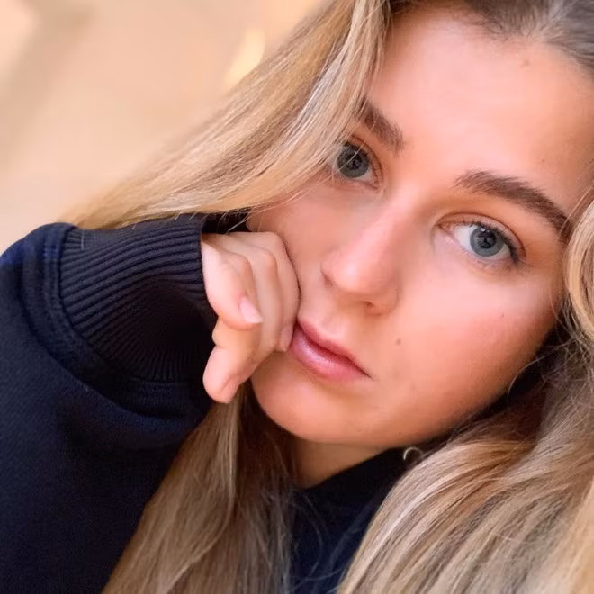 Sofia Abramovich (sinh năm 1995) là con gái của ông chủ CLB Chelsea Roman Abramovich với nguời vợ cũ Irina Malandina.