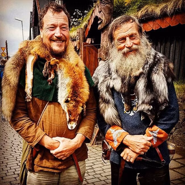 Lễ hội Viking, Iceland: Hằng năm, Hafnarfjörður, một thị trấn nhỏ Iceland, trở thành địa điểm cho lễ hội lớn nhất thế giới: Lễ hội Viking. Trong 5 ngày, du khách dường như được du hành quá khứ bằng việc đắm chìm trong các hoạt động cuộc sống của người Viking. Bạn có thể mua được nhiều dụng cụ truyền thống và tham gia vào các cuộc thi về thủ công, ẩm thực của người Viking khi tham gia lễ hội này. Vào buổi tối, phần thú vị nhất của lễ hội bắt đầu với những trận đánh, tiệc tùng, khiêu vũ tại các nhà hàng.