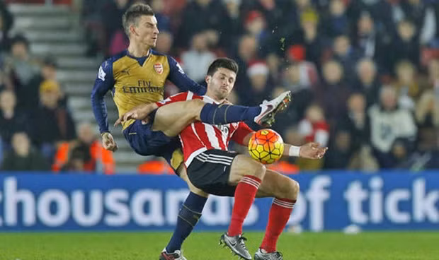 Koscielny đã chơi một trận tệ nhất kể từ đầu mùa giải Ngoại hạng Anh. Chính vấn đề từ cầu thủ người Pháp này khiến cho hàng thủ Arsenal tan tác.