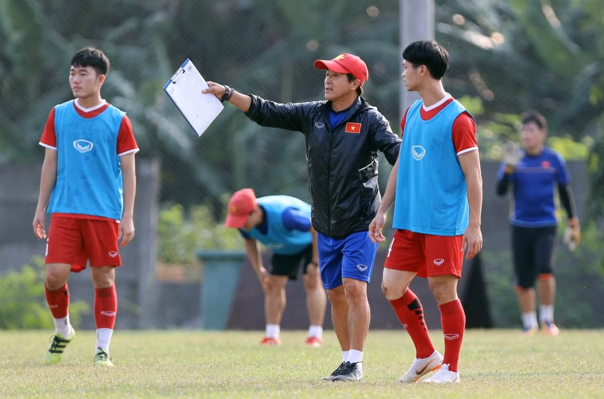 Trong công tác huấn luyện, trợ lý Lee Young Jin cũng tự tay uốn nắn các cầu thủ trong từng động tác và cũng chính ông là người thị phạm để các học trò tập theo.