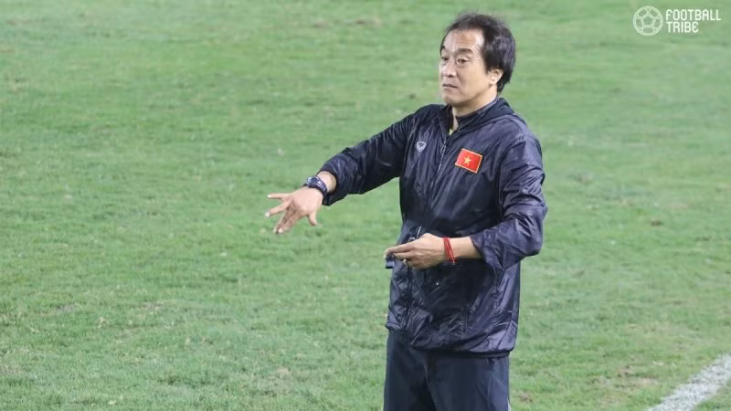 Nếu để ý trong trận đấu, trợ lý Lee cũng là người thường xuyên đưa ra những chỉ đạo ở sát đường biên.