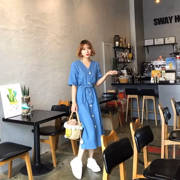 Mẹ cô bé xinh đẹp như một hotgirl với vóc dáng mảnh mai và gương mặt khả ái và ngay sau khi xuất hiện đã làm điên đảo mạng xã hội.