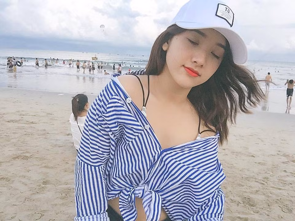 Mất cha từ sớm, Gia Linh chịu nhiều thiệt thòi và cảm thấy tự ti với chúng bạn. Kỉ niệm đáng nhớ nhất cuộc đời mà cho đến bây giờ nhớ lại hot girl 9X Phú Yên này vẫn nhớ mãi đó là một lần bồng bột, thiếu suy nghĩ khi cho xấu hổ với bạn bè vì có mẹ ngồi lê la bán hàng ngoài chợ.