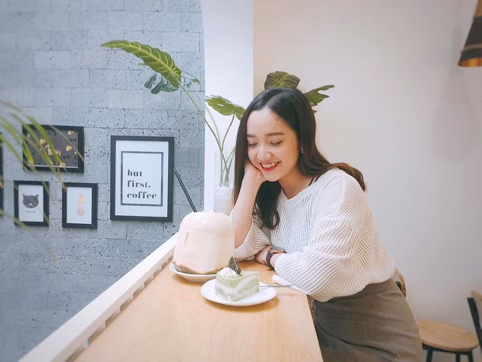 Nhớ lại kỉ niệm đáng buồn đó Gia Linh kể rằng lúc đó được học ở lớp chọn của trường, đa phần các bạn trong lớp đều thuộc hàng khá giả, điều này khiến cô bạn rất buồn và nghĩ đến cảnh đang phụ mẹ bán hàng mà bạn bè bắt gặp sợ quê nên không dám ra.