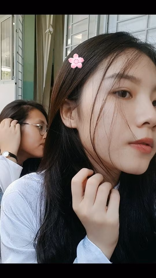 Với gương mặt xinh xắn và chiều cao nổi bật, Thủy Tiên là một trong những gương mặt nổi bật của lớp 11A6 có clip nhảy flashmob trên Facebook hút gần 1 triệu view.